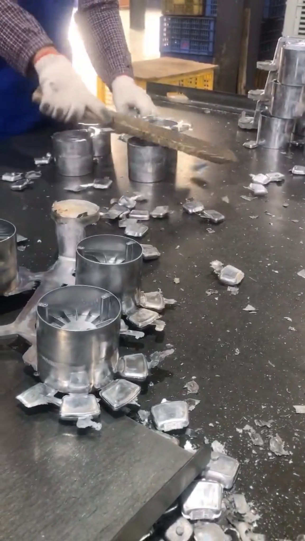 Manual gate removal from aluminum die cast lighting parts